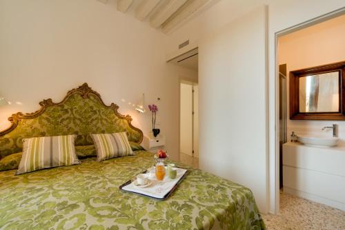 Giường trong phòng chung tại Ca' Dorina Luxury