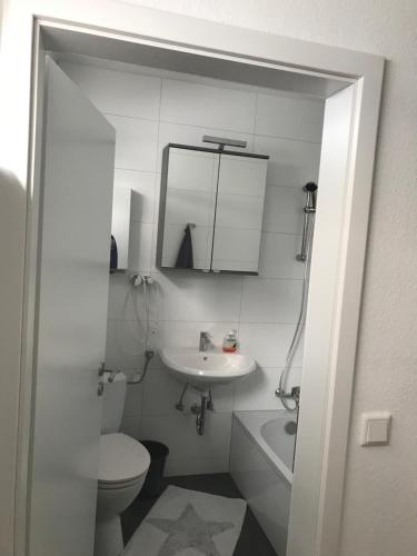 y baño con aseo, lavabo y espejo. en Apartment Friedrich 1201, en Mainaschaff