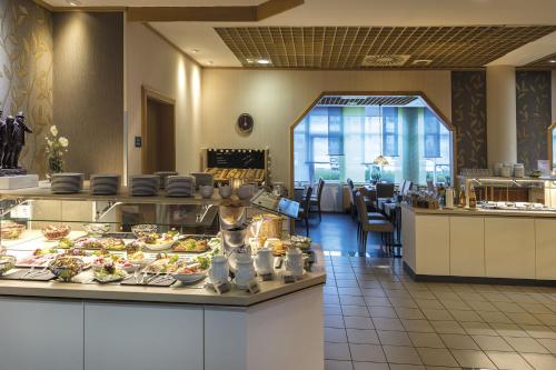 a buffet line with food on display in a restaurant at Hotel Logotel in Eisenach
