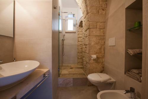 コンヴェルサーノにあるDimora a Corteのバスルーム(洗面台、トイレ、シャワー付)