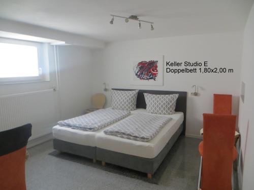 a bed in a room with a window at Gästehaus Sommertal, eigener Parkplatz, 800m zum Bodensee, 300m zur Altstadt in Meersburg