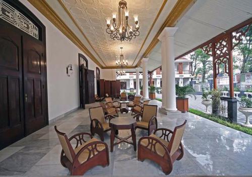 Un lugar para sentarse en Daroessalam Syariah Heritage Hotel