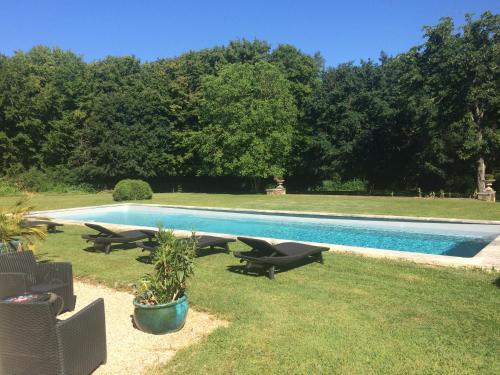 Πισίνα στο ή κοντά στο Les Chambres d'Hôtes du Château de Saint-Georges