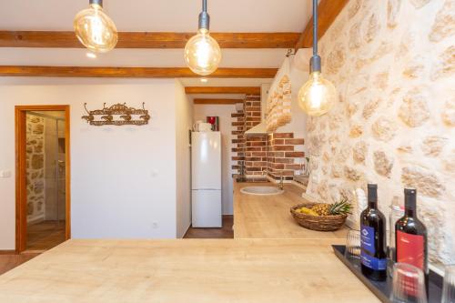 una cocina con 2 botellas de vino en una barra en Summer Cottage, en Trsteno