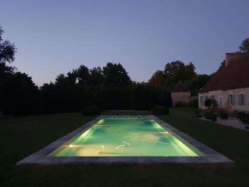 une piscine au milieu d'une cour dans l'établissement Les Chambres d'Hôtes du Château de Saint-Georges, à Saint-Georges-sur-Moulon