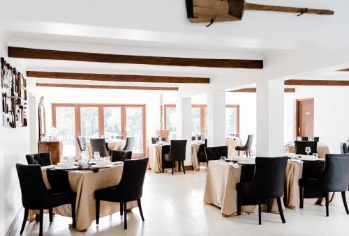 un comedor con mesas y sillas en Edenbrook Country Manor, en Plettenberg Bay