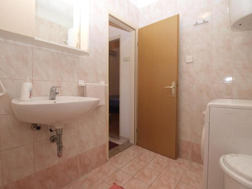 Koupelna v ubytování Apartments Mladen 1588