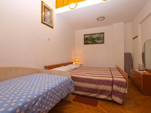 Postel nebo postele na pokoji v ubytování Apartments Mladen 1588