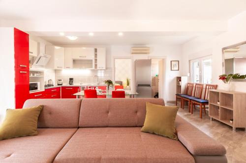 Il comprend un salon avec un canapé et une cuisine. dans l'établissement Apartman Gabrijela, à Split