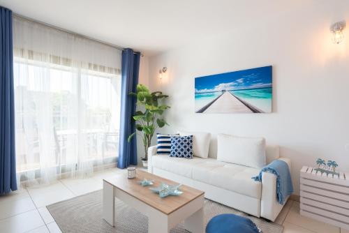 Posedenie v ubytovaní Hill apartment with terrace, parking, pool & paddle court