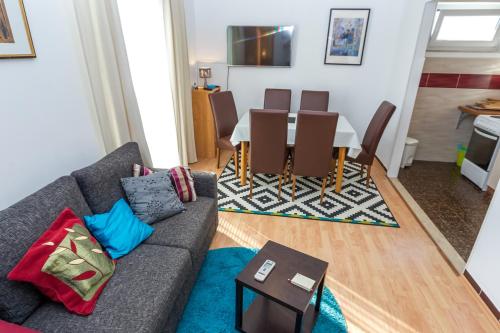 Villa Croatia tesisinde bir oturma alanı