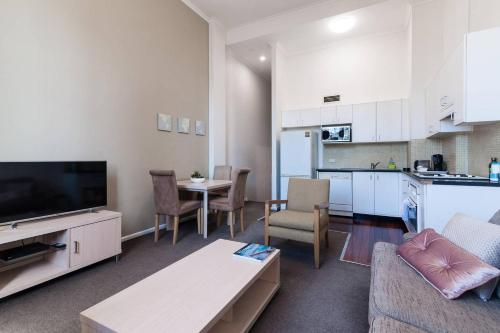 A seating area at Charming Apartment Minutes to Darling Harbour