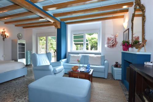a living room with blue couches and a table at Bellagio Bed & Breakfast in Bellagio