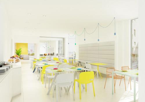 une salle à manger avec des tables et des chaises jaunes dans l'établissement Hotel Trevi, à Bellaria-Igea Marina
