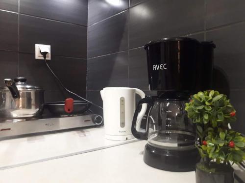 Příslušenství pro přípravu čaje a kávy v ubytování Boho City Hostel