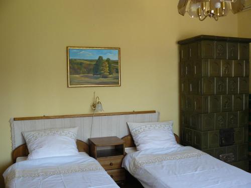 1 dormitorio con 2 camas y una foto en la pared en Őrségi Gorza Vendégház, en Nagyrákos