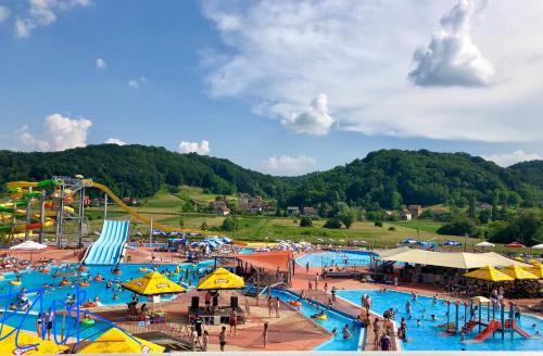 un parque de atracciones con un parque acuático en Apartmani Izvor - Tuheljske Toplice, en Tuheljske Toplice