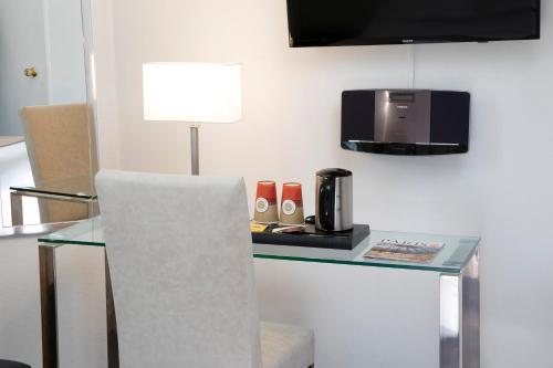 Una televisión o centro de entretenimiento en Hôtel Soft