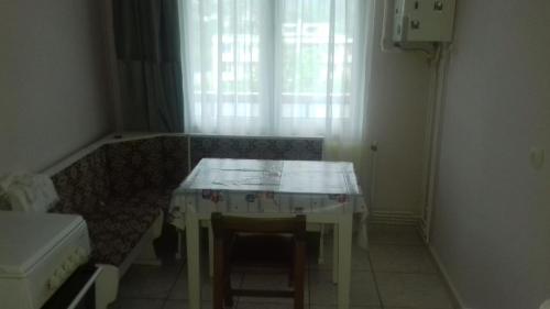 a small kitchen with a table and a chair at Apartament Relax in Sovata
