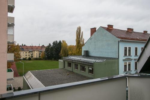 - une vue sur une maison depuis le toit d'un bâtiment dans l'établissement Flataid Apartment Schießstattgasse, à Graz