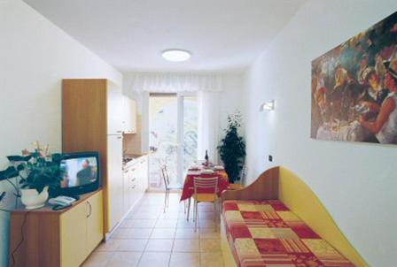 uma sala de estar com uma cozinha e uma sala de jantar em Residence Le Palme em Alba Adriatica