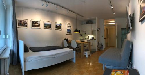 Zimmer mit 2 Betten, einem Tisch und einer Küche in der Unterkunft Apartment Schwabing/Olympic Park/BMW in München
