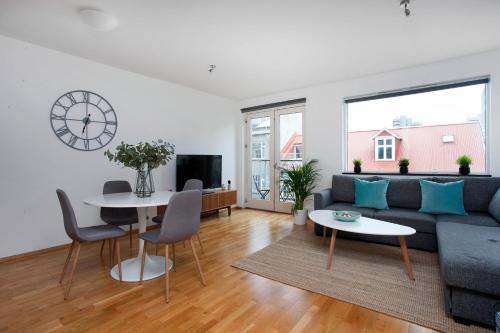 uma sala de estar com um sofá e uma mesa em Iðunn Apartments by Heimaleiga em Reykjavík