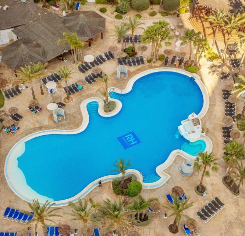 an overhead view of a swimming pool at a resort at Hotel RH Ifach in Calpe