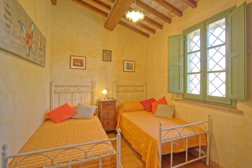 Tempat tidur dalam kamar di Castelmuzio by PosarelliVillas