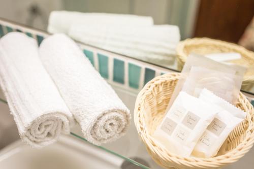 kosz ręczników na blacie w łazience w obiekcie Hotel San Francisco w Lignano Sabbiadoro
