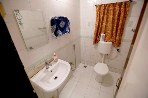 Baño pequeño con lavabo y aseo en Ashoka Villa 3 BHK Mahabaleshwar, en Mahabaleshwar