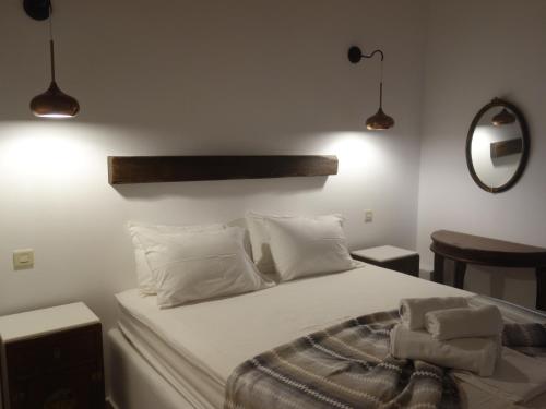 パノロモス・マイコノスにあるPanormos Viewのベッドルーム1室(白いシーツと枕のベッド1台付)