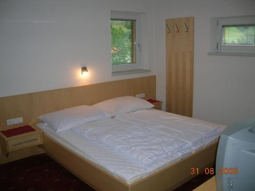 ゼーにあるHaus Wiestner Fam Gstreinのベッドルーム1室(白いシーツ付きのベッド1台、窓付)
