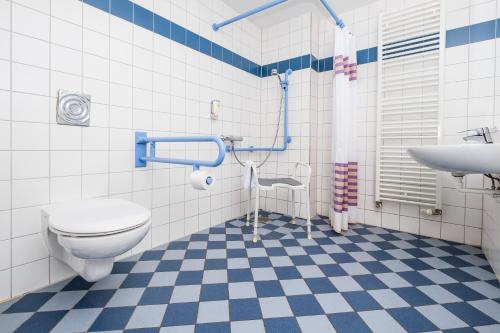 La salle de bains est pourvue de toilettes et d'un lavabo. dans l'établissement martas Gästehäuser Hauptbahnhof Berlin ehemals Jugendgästehaus, à Berlin