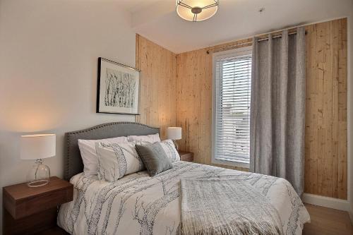 um quarto com uma cama e uma janela em The Modern Cocoon em Quebeque