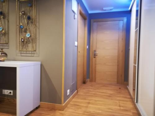 a hallway with a blue ceiling and a wooden door at Posada Ormas in Ormas