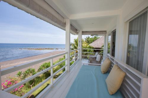 a balcony with a view of the ocean at Mayo Resort in Umeanyar