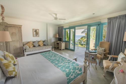 ein Wohnzimmer mit einem Bett und einem Sofa in der Unterkunft Mayo Resort in Umeanyar