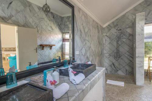 a bathroom with two sinks and a large mirror at Mayo Resort in Umeanyar