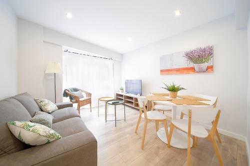 A seating area at Apartamento Centro-Playa II