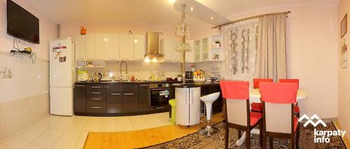 una cucina con sedie rosse e frigorifero bianco di Felice Riposo a Kozevo