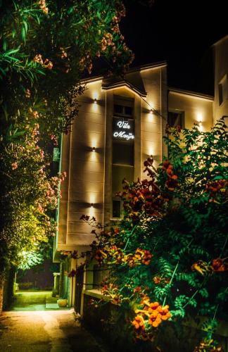 トレビニェにあるVilla Marijaの夜間の看板のある建物