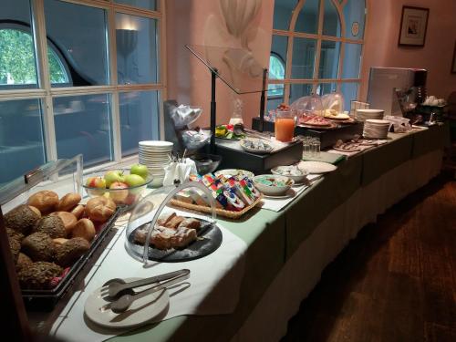 a buffet line with many different types of food at Seminarhotel Göttlesbrunn in Göttlesbrunn