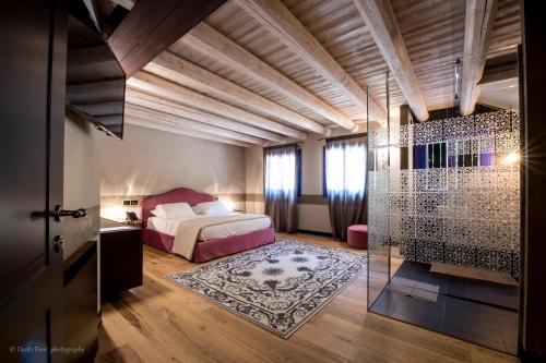 スキーオにあるPodere La Torreのベッドルーム1室(ベッド1台、ガラス張りのシャワー付)