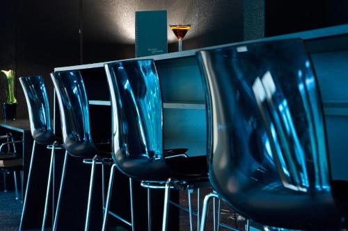 a row of blue chairs lined up in a row at Congress Hotel Mercure Nürnberg an der Messe in Nürnberg