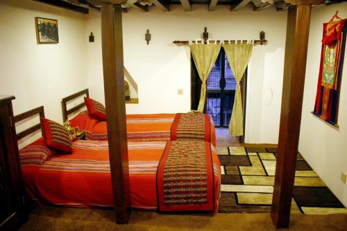 Een bed of bedden in een kamer bij Temple House