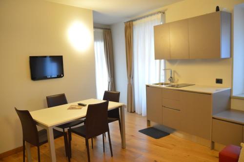 - une cuisine et une salle à manger avec une table et des chaises dans l'établissement Locanda Blum In, à Rovetta