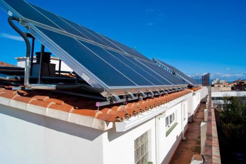 a roof with solar panels on top of a building at Hotel Los Angeles in Figueres