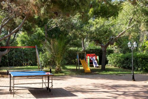 einen Park mit einer Tischtennisplatte und Schaukeln in der Unterkunft Torre San Vito Hotel Villaggio in Gaeta