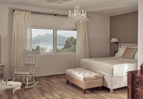 เตียงในห้องที่ Golden July Luxury Villa